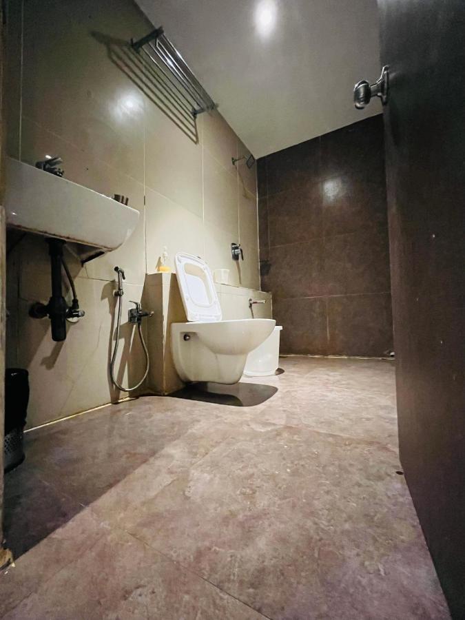 Hotel Nova Vesu Surat Exteriör bild