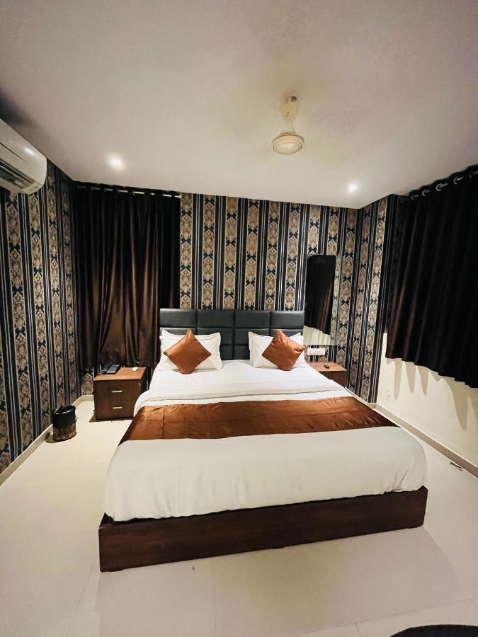 Hotel Nova Vesu Surat Exteriör bild